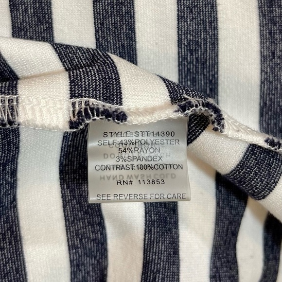 SUGAR LIPS, NWOT, BLACK & WHITE STRIPE, CROP TOP. HALF BELL SLEEVE. SIZE M. - Picture 4 of 4